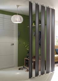 Cette Cloison A Lames Orientables Tres Deco Permet De Creer Un Espace Nuit Dans Un Studio Ou De Realiser Une Separa Cloison Cloison Amovible Separation Salon