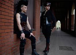 Arte gótico(cosa que los góticos por moda ni siquiera saben que existe), caminar por un parque el gótico es una forma de vida aunque, desgraciadamente, la mayoría lo toma como una moda pasajera. Caratteristiche E Tendenze Della Moda Gotica