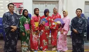 Pakaian adat, (juga pakaian rakyat, busana daerah, busana nasional, atau pakaian tradisional) adalah kostum yang mengekspresikan identitas, yang biasanya dikaitkan dengan wilayah geografis atau periode waktu dalam sejarah. Disiplin Berteraskan Meiwaku