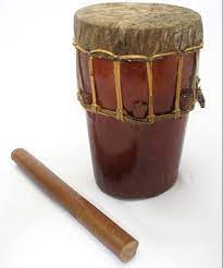 Tifa adalah alat musik kebanggan daerah maluku dan papua, tifa biasanya digunakan pada saat penggelaran upacara adat, pertunjukan musik daerah maupun untuk mengiringi sebuah tarian kontes tradisional. 10 Alat Musik Tradisional Maluku Dan Cara Memainkannya Tambah Pinter