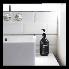 我們用心 接待國際check inn 雀客旅館每日每班落實防疫自主管理戴口罩量體溫請安心來臺北作客我們會用滿滿的熱心接待您記得勤洗手戴口罩