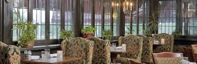 Modeled after the bell inn in finedon, england, the red coach inn has been welcoming guests to niagara falls since 1923. Red Coach Inn Hotel Niagara Falls