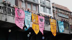 Extinction rebellion protesters blocked traffic and glued themselves to cars. Xr Hamburg Xr De