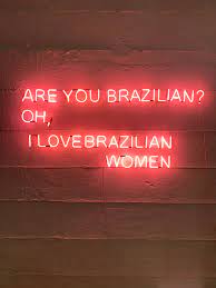 Samba, sexo e nudez: o estereótipo da brasileira no exterior versus o  assédio 