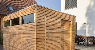 Design Gartenhaus Mit Larchenholz Und Schiebetur Als Gartenhauschen Modern Moderne Gartenhau Design Gartenhaus Flachdach Gartenhaus Gartenhaus Holz Flachdach