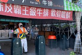 台南二中去年畢業典禮熱鬧又精采，受疫情影響，今年要簡化了。 圖／南二中提供 國內新冠肺炎 疫情 轉趨嚴峻，學期末，各校面臨如何舉辦. Phdvwjz3ahdk1m