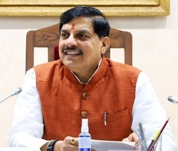 नशा मुक्त मध्यप्रदेश के लिए प्रतिबद्ध सीएम डॉ. मोहन यादव, कहा- हॉट स्पॉट पर रखें पैनी नजर - CM Dr. Mohan Yadav committed to a drug-free Madhya Pradesh. | Webdunia Hindi