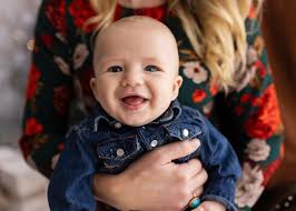 If you're in need of some last-minute family holiday photos, I have  openings this month and early December! Lindsey Morgan Photos I'd love to  capture these memories for you and yours🩷 Contact