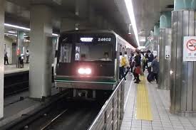 Osaka metro co., ltd.）は、大阪府大阪市内およびその周辺地域で地下鉄および中量軌道（新交通システム）を運営する軌道・鉄道事業者である。 愛称及びブランド名はosaka metro（オオサカ メトロ）。 å¤§é˜ªåœ°ä¸‹é‰„ä¸­å¤®ç·šã®æœã¨å¤•æ–¹ã®ãƒ©ãƒƒã‚·ãƒ¥æ··é›'ãƒ¬ãƒ™ãƒ«ã¨ã¯ ãŸãã¿ã£ã