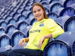 Raquel Cunha renova contrato
