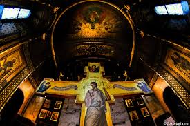 Rezultatul efortului constructorilor aduşi la iaşi de peste mări (arhitectul bisericii, ianache din constantinopol, era armean) a fost pe măsura ambiţiei ctitorului. MÄƒnÄƒstirea SfinÅ£ii Trei Ierarhi Din Iasi Doxologia