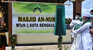 Sholat jumat dilakukan di waktu dhuhur pada hari jumat 2. Peresmian Masjid An Nur Mtsn 1 Kota Bengkulu Ditandai Dengan Shalat Jumat Perdana