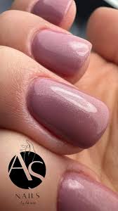 עדי בניית ציפורניים