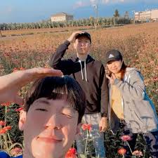 ：, 做自己的太陽☀️, 你就能當別人的光✨, -, 花海是燈海之外也很令我著迷的風景, 雖然這次來的時間晚了花已開始lan ki,  沒關係，那就自己當一朵花吧😜, -, #meinong #taiwan #cny #flower #floral #花海 #美濃景點 #高雄景點  #台灣旅遊 #新年快樂 #陪著你