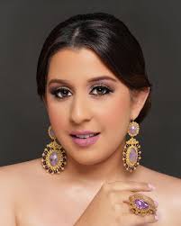 Para la noche de coronación, y bajo las manos del artesano de la familia,  Trinidad Atencio González, se confeccionó este juego de gargantilla y  zarcillos, a juego con los broches de la