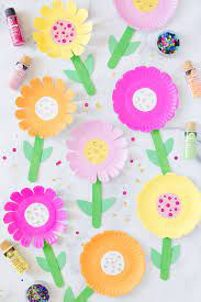 These paper hyacinth flowers have been another popular craft mainly due to how easy they are and don't they look so sweet. Paper Plate Flowers Made To Be A Momma
