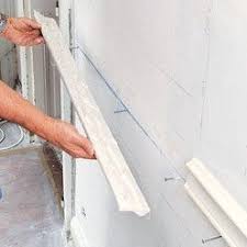 Comment Fixer Des Moulures Aux Murs Moulure Moulure Mur Moulures De Couronnement