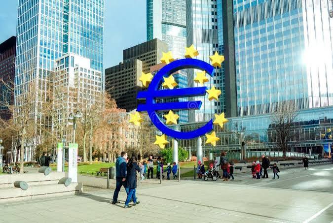 Sinal Do Euro. O Banco Central Europeu (BCE) &eacute; O Banco Central Do Euro E Administra a Pol&iacute;tica Monet&aacute;ria Da Zona Euro. 27 De Janei Fotografia Editorial - Imagem de gan&acirc;ncia, fundos: 66565137