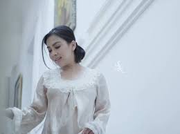 She spent her childhood in sukabumi, and later earned a bachelor's degree in law from pakuan university in bogor. Lebih Berisi Syahrini Dikabarkan Hamil