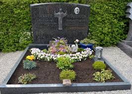 Damit sind die spekulationen beendet, wonach es zunächst hieß, dass götz george in hamburg. Pin Auf Beruhmte Graber