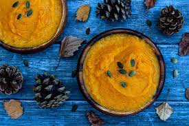 Pour une version plus « halloween », j'ai dessiné des toiles d'araignée à l'aide d'une pipette remplie de lait de coco puis je les ai parsemé de graines de citrouille. Puree De Butternut Au Lait De Coco Amandine Cooking