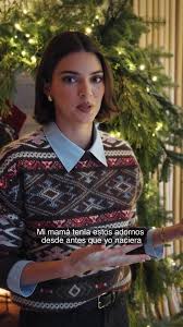 @kendalljenner nos recuerda que la magia de la Navidad está en los pequeños  detalles que compartimos en familia. Este año, su árbol está decorado con  adornos llenos de historia, obsequiados por su ...