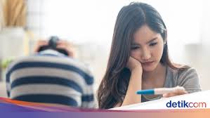 Perubahan hormon pada awal kehamilan dapat membuat payudara anda terasa lebih padat, sensitif, dan kencang. Tanda Tanda Hamil Dilihat Dari Bentuk Payudara Penasaran