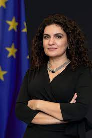 Ea are cetăţenie română şi este diplomat de carieră, cu o experienţă de aproape 20 de ani în afaceri europene, dobândită inclusiv la nivel local, în românia. European Commission Appoints New Head Of Representation In Romania Romania Insider