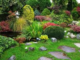 Aus kleinen wasserbecken, kunstvoll beschnittenen kiefern und bemoosten steinen entsteht ein harmonisches gesamtbild. Japanischer Garten Eine Traumhafte Idylle Gartengestaltung Garten