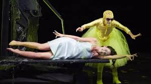 Charmant fut ébloui de sa beauté, et s'étant jeté à ses pieds, il ne pouvait parler, tant il était occupé à la regarder. Il Etait Une Fois La Belle Au Bois Dormant Au Theatre Olympia