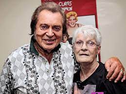 Musical legend Engelbert Humperdinck treats Lanarkshire radio host's super  fan mum to backstage meeting - Daily Record