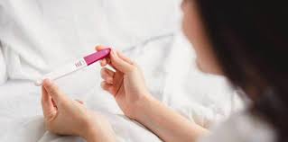 Warna darah ini perlu sedikit diwaspadai. Flek Tanda Kehamilan Atau Menstruasi Apa Saja Perbedaannya Theasianparent Indonesia