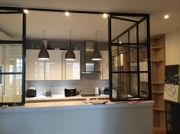 Verriere Cuisine Cette Cuisine Fait Partie Dun Appartement Entierement Renove A Paris 15eme En 2020 Cuisine Verriere Maison Cuisine Moderne