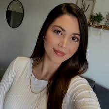 Sara Canas's Instagram, Twitter & Facebook