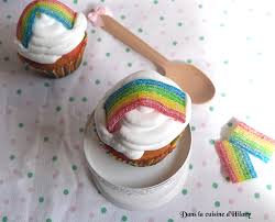 Des idées chaque mois : Dans La Cuisine D Hilary Cupcakes Double Arc En Ciel Et Leur Glacage Au Fluff Rainbow Cupcakes And Their Fluff Icing