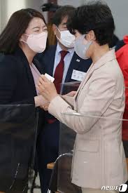 일부러 자신의 다리가 안이쁘다는둥 자신을 비하하는 글을 쓰는거 같음(겸손의 차원인가?) 그것까진 뭐 좋다 이기야. ëŒ€êµ¬ì—ì„œ ë§Œë‚œ ë°°í˜„ì§„ ì´ì§„ìˆ™ ë„¤ì´íŠ¸ë‰´ìŠ¤