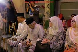 Majlis pertunangan ini difahamkan berlangsung di kediaman keluarga shila amzah dan menurut laporan hlive dalam instagram, tunang shila ini dikenali sebagai haris idraki. Myartis Com Myartis My Artis 25 Gambar Shila Amzah Akhirnya Kini Tunangan Orang