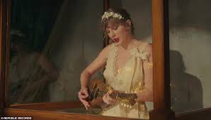 C g these wounds, they will not heal am f fear is how i fall c g confusing what is real. Taylor Swift Falls In Love With Her Ex Backup Dancer Taeok Lee In Whimsical Music Video For Willow Aktuelle Boulevard Nachrichten Und Fotogalerien Zu Stars Sternchen