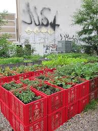 Using Crates Makes A Lot Of Sense For Gardening You Can Raise The Beds Without Having To Build Anything Urban Gardens Gartengestaltung Ideen