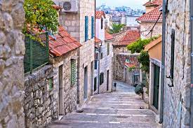 Hier auf dieser pinnwand möchten wir ihnen gerne split als urlaubsdestination vorstellen, wir hoffen dass unsere fotos und infos hilfreich sind bei der planung von ihrem urlaub in split. Split Tipps Die Traumhaft Historische Stadt In Der Region Dalmatien