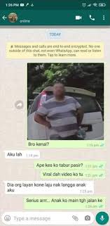 Marahkan pijat kelambu dibakar, tidur terdedah. Marah Dengan Penunggang Motor Lelaki Ini Tabur Pasir Di Jalan Raya