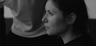 Mises en sc鋝e de la violence dans Cascadeuses (2022) d'Elena Avdija