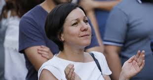Ignacio briones cerró su campaña para primarias presidenciales en un acto pequeño, donde destacó su gestora cultural, javiera parada, con frases en un discurso que fueron muy comentadas. Javiera Parada Quien Duda De Mi Compromiso Con Dd Hh No Conoce