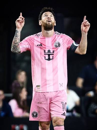 👑 𝐋𝐈𝐎𝐍𝐄𝐋 𝐌𝐄𝐒𝐒𝐈 𝐑𝐄𝐀𝐂𝐇𝐄𝐒 9️⃣3️⃣0️⃣ 𝐂𝐀𝐑𝐄𝐄𝐑 𝐆𝐎𝐀𝐋𝐒 𝐀𝐓 𝟑𝟗 𝐘𝐄𝐀𝐑𝐒 𝐎𝐋𝐃, 𝐀𝐍𝐎𝐓𝐇𝐄𝐑 𝐌𝐈𝐋𝐄𝐒𝐓𝐎𝐍𝐄! ✨🇦🇷 Messi with a trademark goal, his 𝟕𝟓𝐭𝐡 𝐟𝐫𝐞𝐞 𝐤𝐢𝐜𝐤 career goal 🎨 𝐇𝐈𝐒𝐓𝐎𝐑𝐘. 𝐆𝐀𝐌𝐄 ...