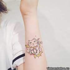 Cùng tìm hiểu chi tiết về hình xăm mèo thần tài kết hợp cá chép. 199 Máº«u Hinh XÄƒm Meo Tháº§n Tai May Máº¯n Cá»±c Cháº¥t Lucky Cat Tattoo Cat Tattoo Small Lucky Cat