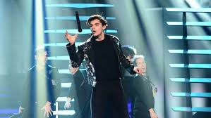 Inför comebacken i melodifestivalen berättar anton ewald varför han lämnade landet efter succén. Melodfiestivalen Wiwi Jury Reviews Anton Ewald With Natural