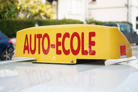 3 à 4 jours ouvrés. Gros Plan De Panneau De L Ecole De Conduite Sur Le Toit De La Voiture Banque D Images Et Photos Libres De Droits Image 65615310