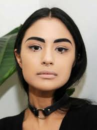 On applique l'eye liner ou même le fard a paupières sur les ras des cils avec un pinceau pour un look discret et naturel sans trop de précision, il selon la forme des yeux, il y a différents traits d'eye liner qui mettent plus en valeur la personne: Quel Trait D Eye Liner Selon La Forme De Mes Yeux