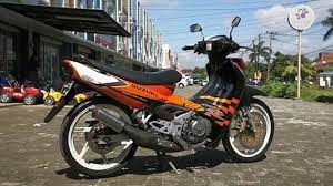 Tampangnya juga berubah dari sepeda motor bebek standar menjadi sepeda motor bebek bertampang ayam jago. Suzuki Satria 2 Tak Si Bebek Kencang Yang Jarang Ngambek