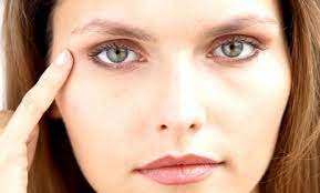 Goz Alti Cokmesi Suna Dumankaya Hemen Her Yastaki Hanim Daha Genc Ve Daha Guzel Bir Goz Cevresine Sahip Olmak Isterler Goz Cevresi Kolajen Gozler Cilt Bakimi